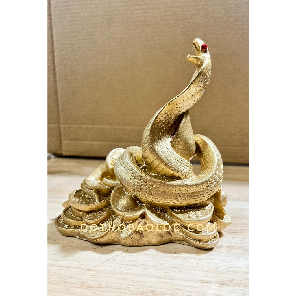 Tượng Rắn Cuộn Vàng Phong Thủy ôm Tài Lộc bằng bột đá cao 14cm