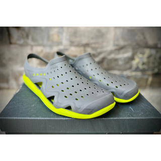 {2hands}{crocs} Sục có quai Crocs (38)