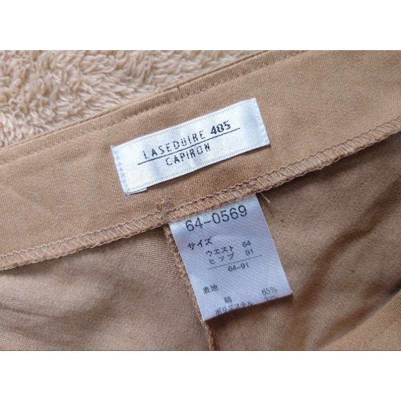 Chân váy Nhật LASEDUIRE 405 CAPIRON dáng chữ A màu nâu tây cạp liền phối khóa kéo và móc cài bên hông