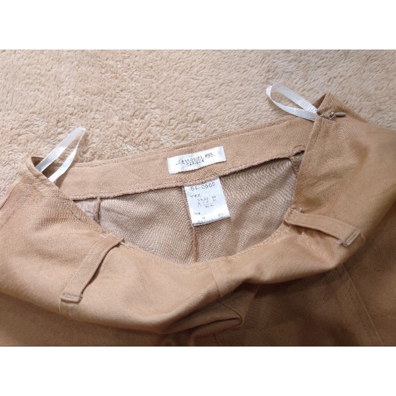 Chân váy Nhật LASEDUIRE 405 CAPIRON dáng chữ A màu nâu tây cạp liền phối khóa kéo và móc cài bên hông