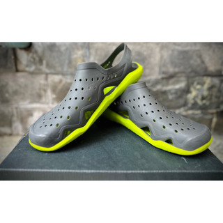 {2hands}{crocs} Sục có quai Crocs (38)