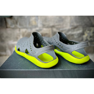{2hands}{crocs} Sục có quai Crocs (38)