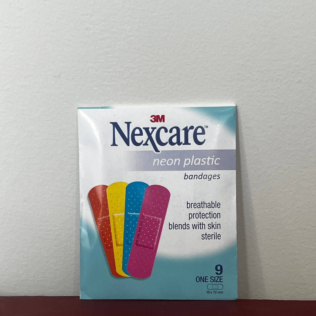 Vỉ 9 miếng băng cá nhân nhiều màu sắc Neon Nexcare 3M, Sản xuất tại Thái Lan (19x 72mm)