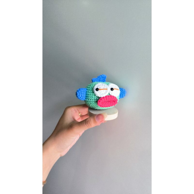 Móc Khoá cá môi trề vô tri bằng len handmade