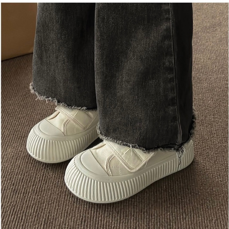 Giày thể thao nữ quai dán cá tính, giày lười phối màu đen trắng đế bánh mì phong cách cá tính