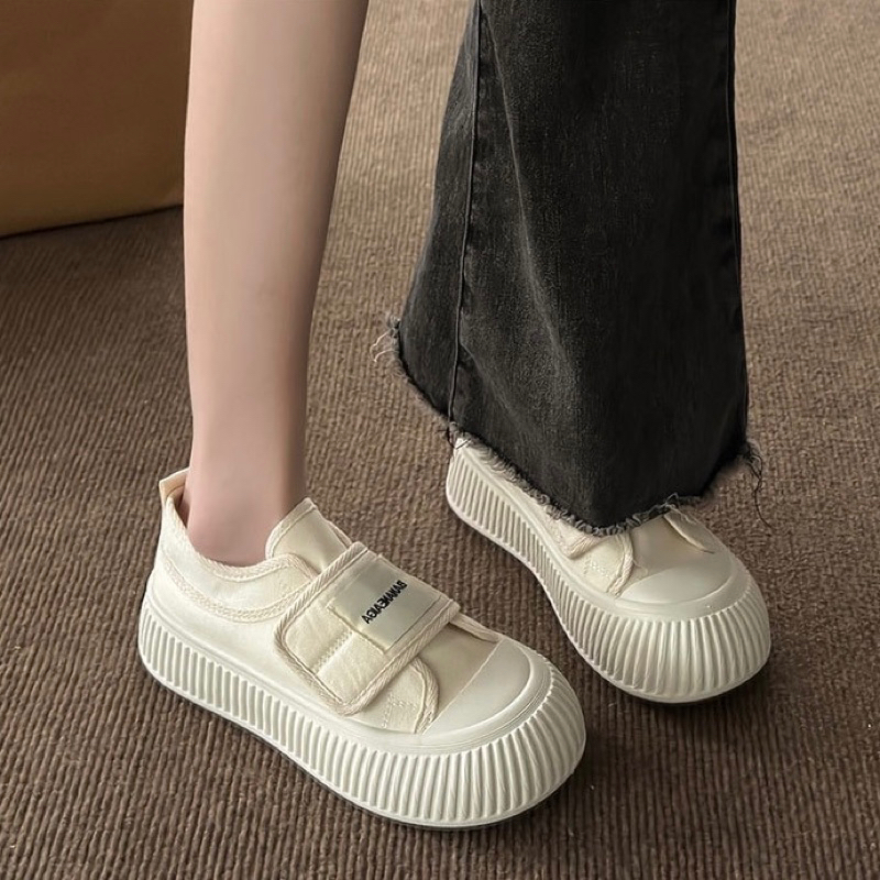 Giày thể thao nữ quai dán cá tính, giày lười phối màu đen trắng đế bánh mì phong cách cá tính