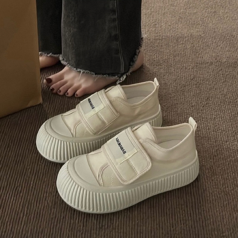 Giày thể thao nữ quai dán cá tính, giày lười phối màu đen trắng đế bánh mì phong cách cá tính