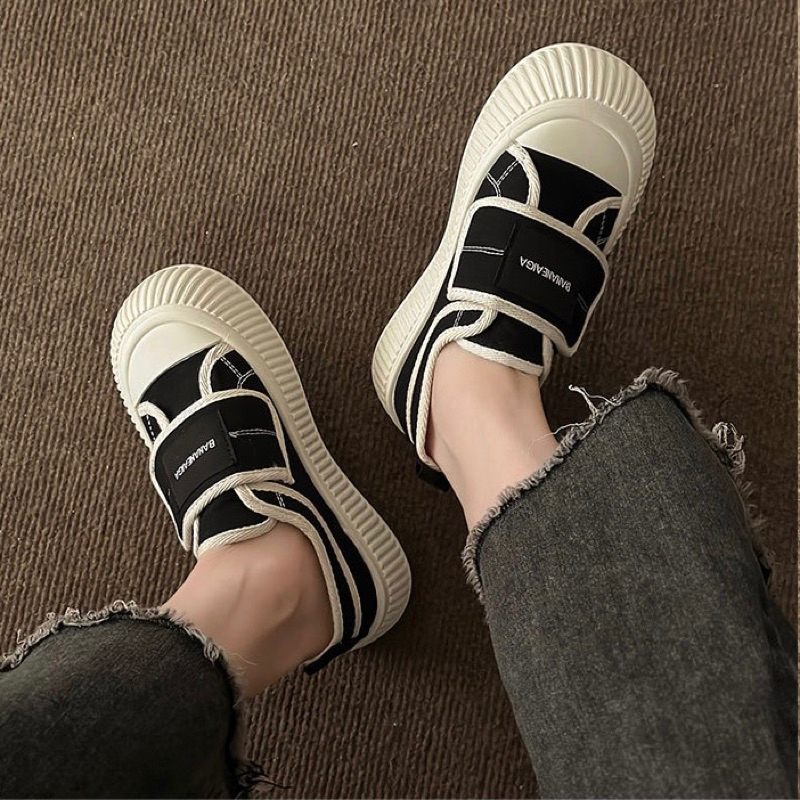 Giày thể thao nữ quai dán cá tính, giày lười phối màu đen trắng đế bánh mì phong cách cá tính