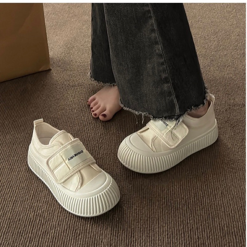 Giày thể thao nữ quai dán cá tính, giày lười phối màu đen trắng đế bánh mì phong cách cá tính