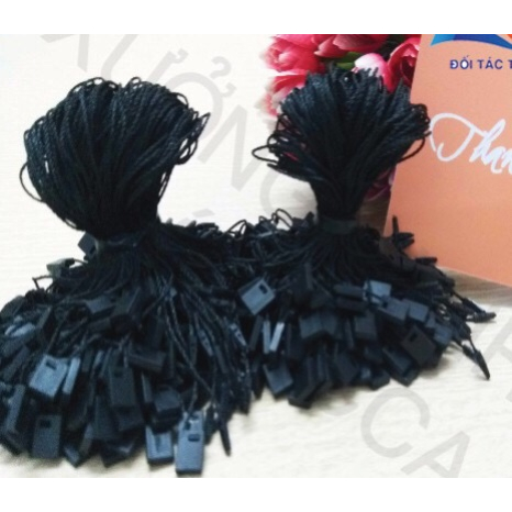 Mác tem treo gắn quần áo  các shop thời trang dây dù xâu mác 500 c mác tag-và 1000c dây dù gắn quần áo .