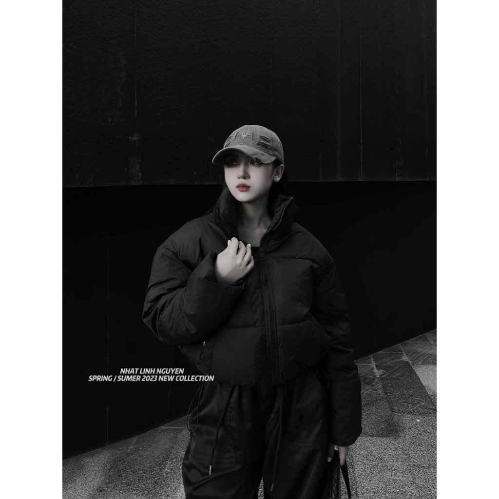 Áo khoác phao đệm dày bằng da dáng lửng croptop phong cách đường phố đơn giản.