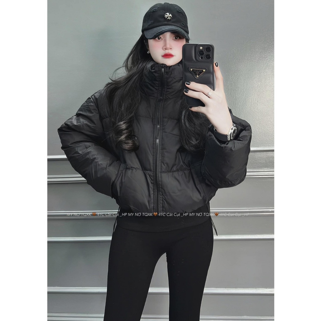 Áo khoác phao đệm dày bằng da dáng lửng croptop phong cách đường phố đơn giản.