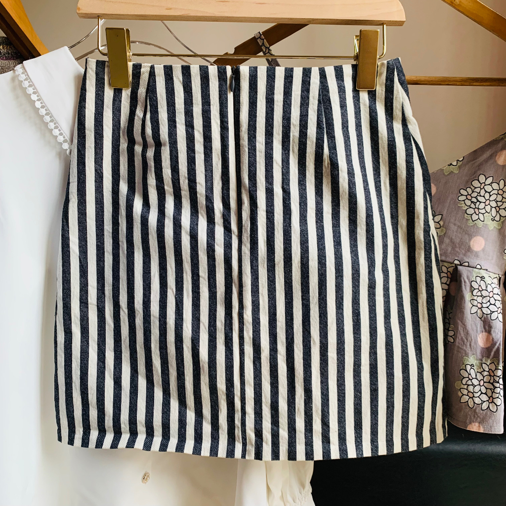 Váy ngắn chữ A chất kaki sọc hiệu THE TILBURY