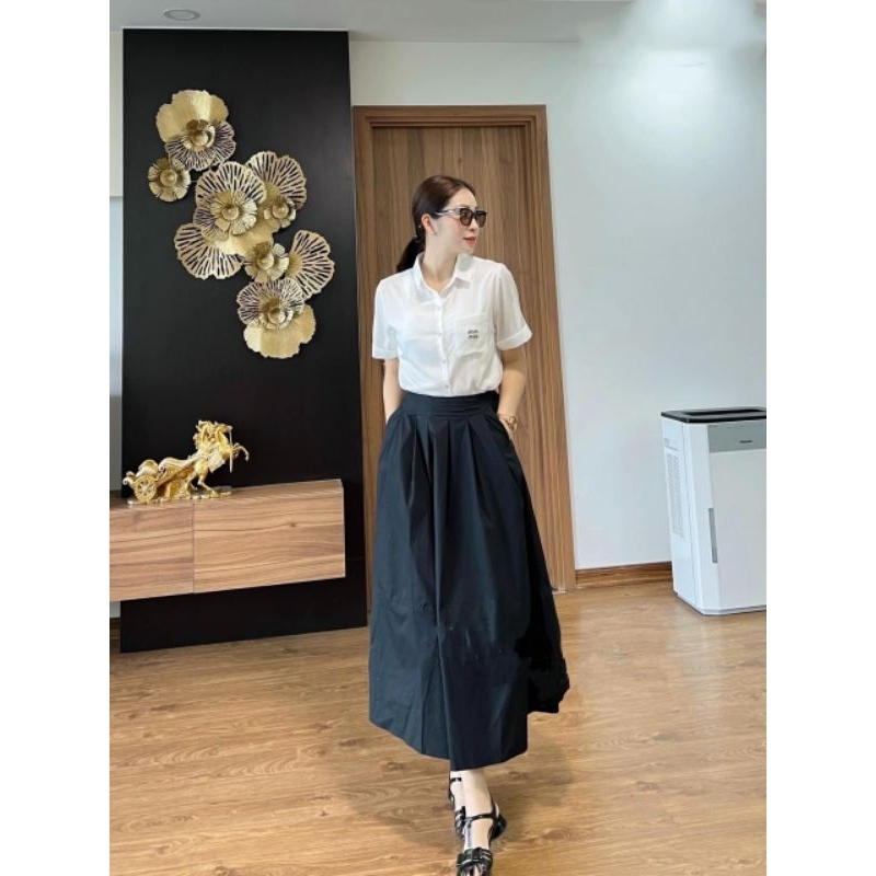 Áo sơ mi trắng gập gấu thêu chữ ngắn tay.