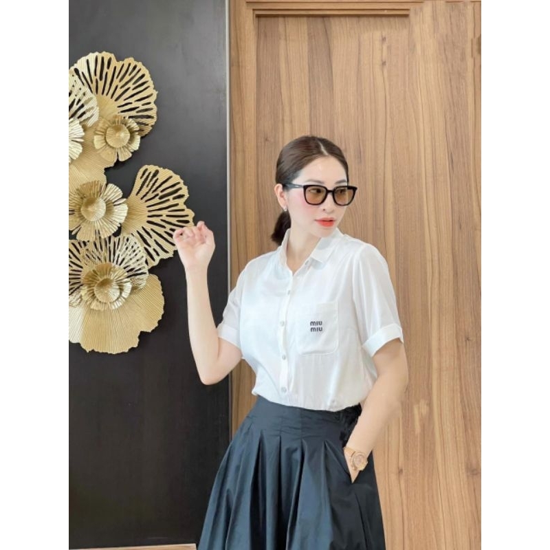 Áo sơ mi trắng gập gấu thêu chữ ngắn tay.