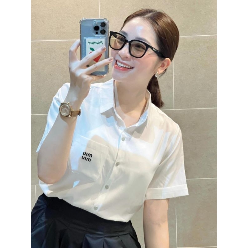 Áo sơ mi trắng gập gấu thêu chữ ngắn tay.