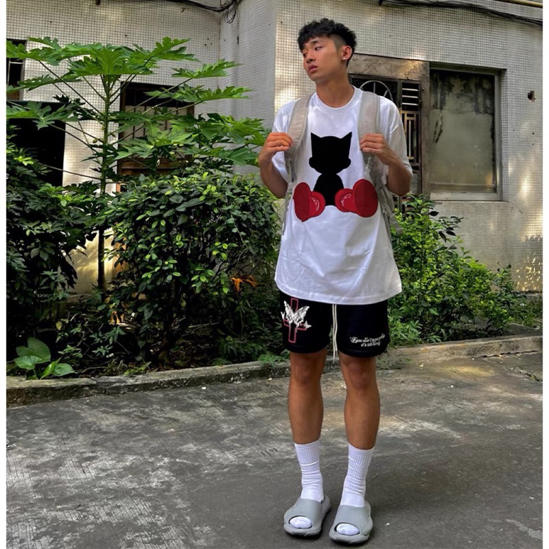 Áo thun giày đỏ unisex nam nữ form rộng
