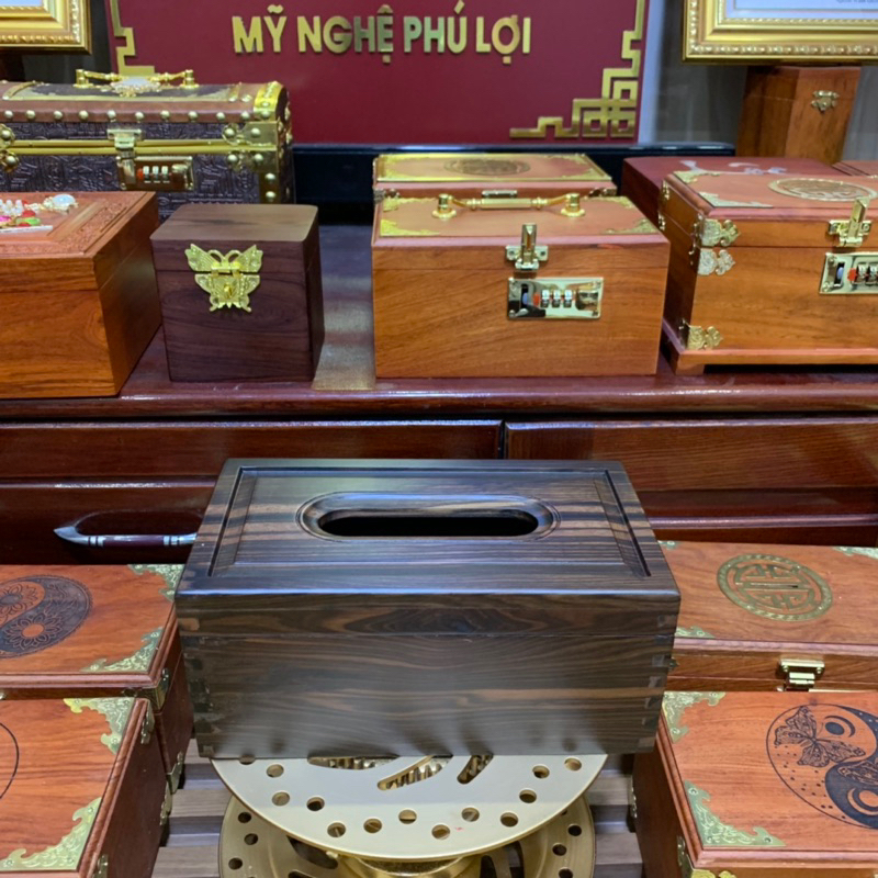 Hộp đựng giấy ăn gỗ mun.