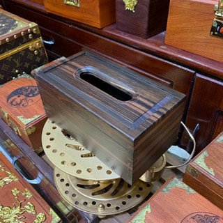 Hộp đựng giấy ăn gỗ mun.