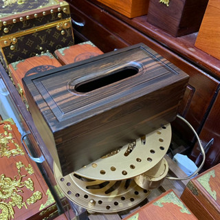 Hộp đựng giấy ăn gỗ mun.