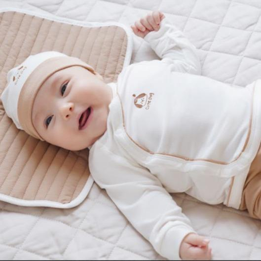 Bộ sơ sinh màu Be Baby Kisses quần + áo