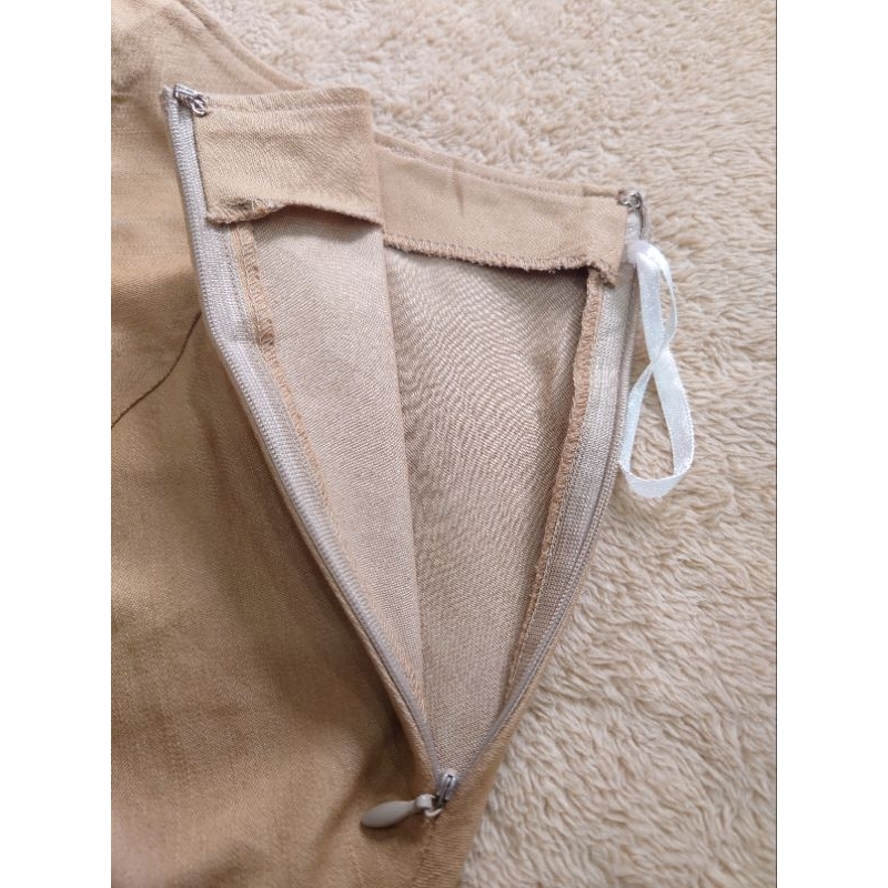 Chân váy Nhật LASEDUIRE 405 CAPIRON dáng chữ A màu nâu tây cạp liền phối khóa kéo và móc cài bên hông