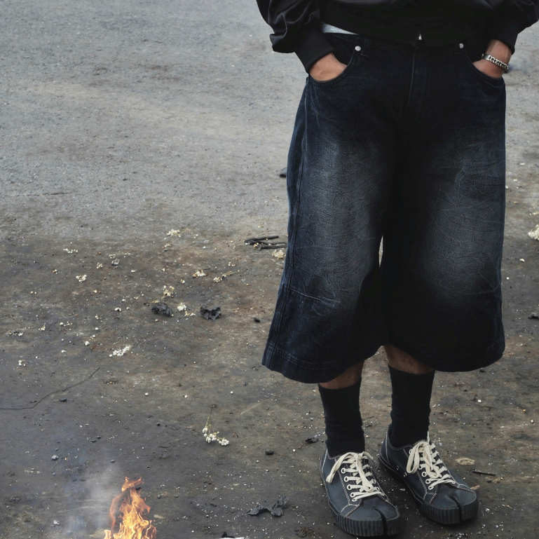 Quần short lửng denim Unisex thương hiệu Aesir Studios màu đen washed - 545