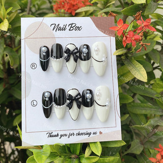 Móng tay giả thiết kế Huyền Trang Nail phối đen trắng