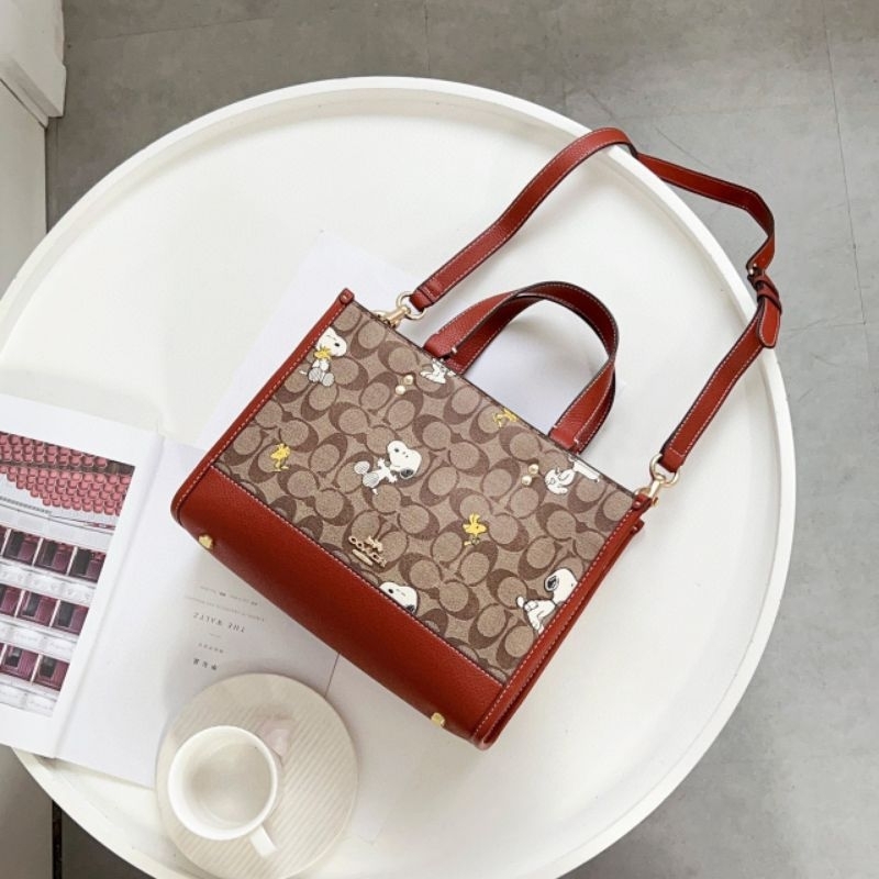 Túi Coach X Peanuts Dempsey Carryall