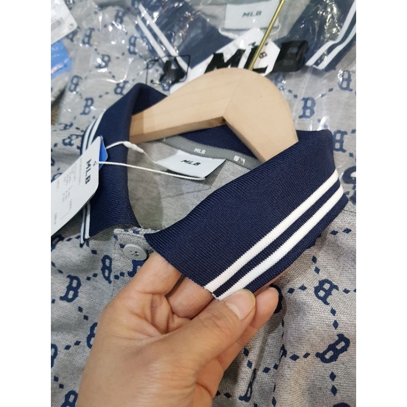 Áo polo nam nữ hoạ tiết chữ thêu eo em bi