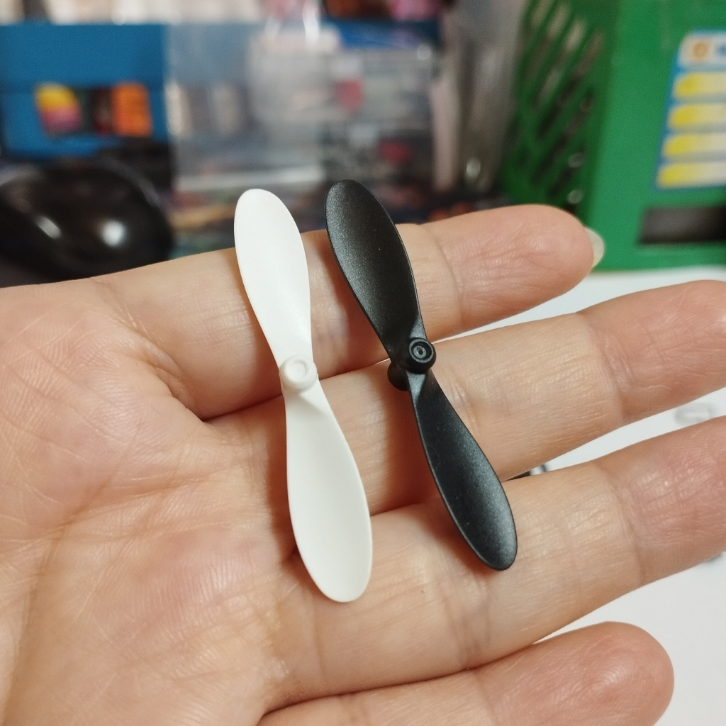 Cánh dài 4.9cm, càng đáp, pin sạc 3.7V 350mAh và cáp sạc Mig ZY530
