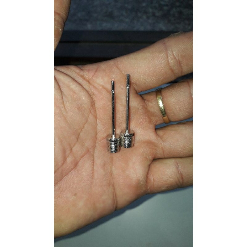 2 chiếc vòi bơm (kim vòi) bóng đá bằng inox