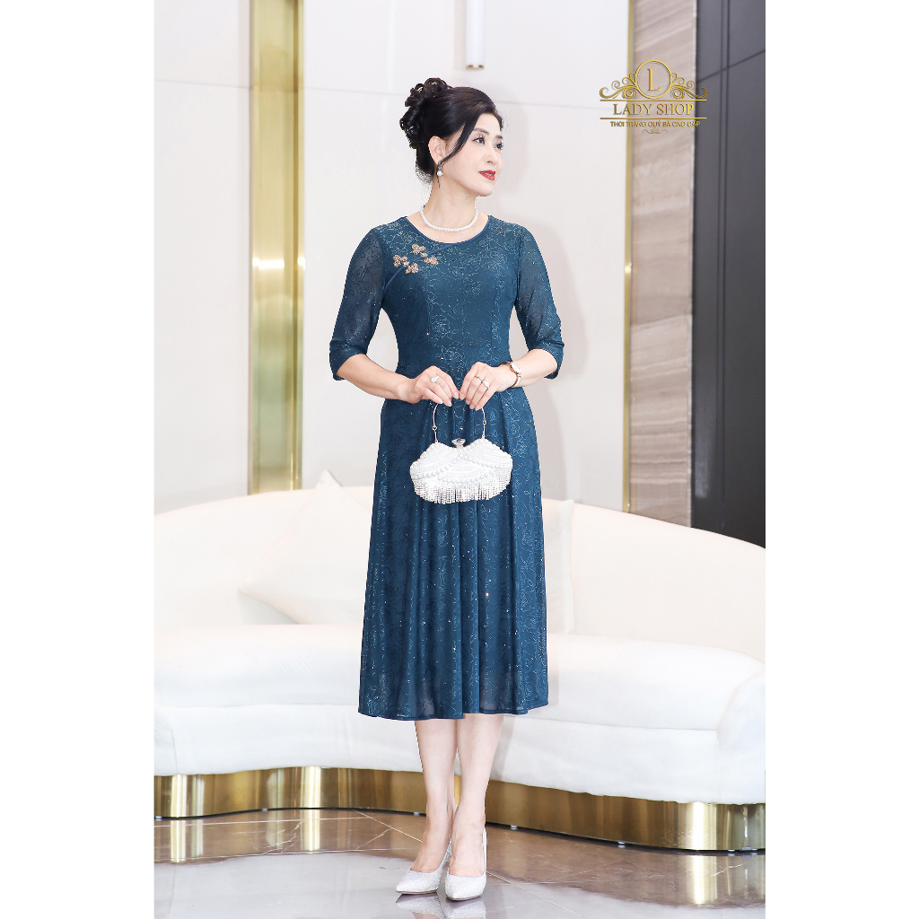 Đầm ren lạnh hoa hồng kết cúc tàu Ladyshop thời trang trung niên cao cấp T194