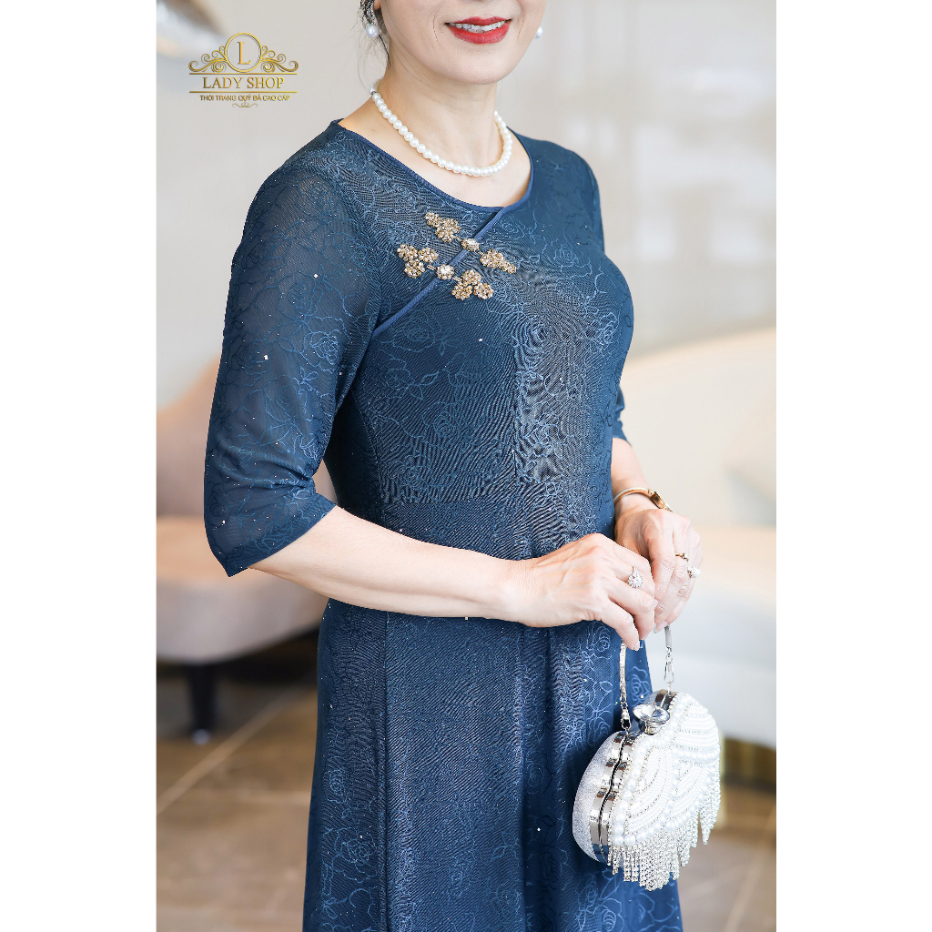 Đầm ren lạnh hoa hồng kết cúc tàu Ladyshop thời trang trung niên cao cấp T194