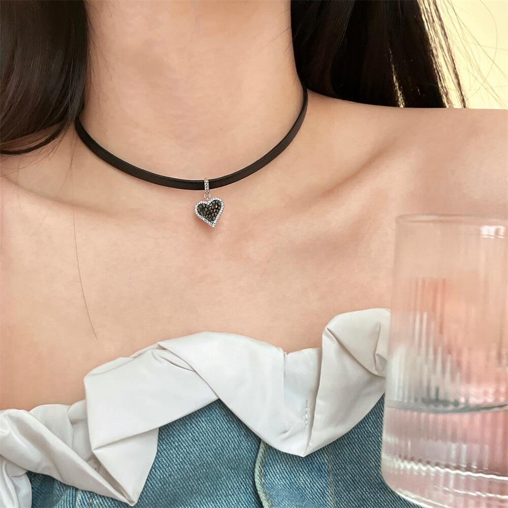 vòng cổ choker dây da mặt trái tim thiết kế tinh xảo