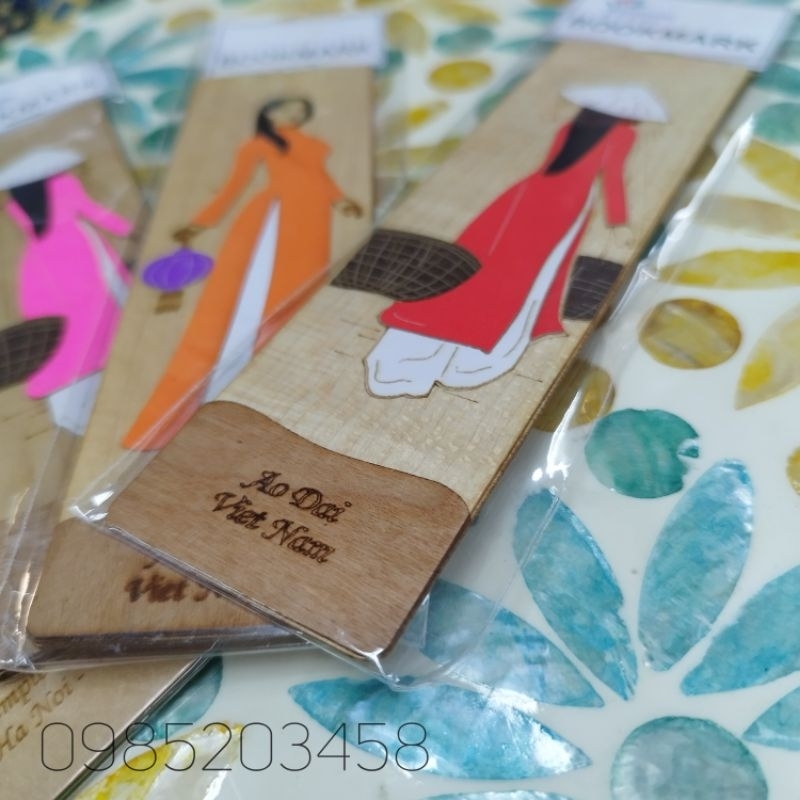 Đánh dấu trang bằng gỗ khắc cô gái áo dài Việt Nam - bookmarsk - quà tặng Việt Nam