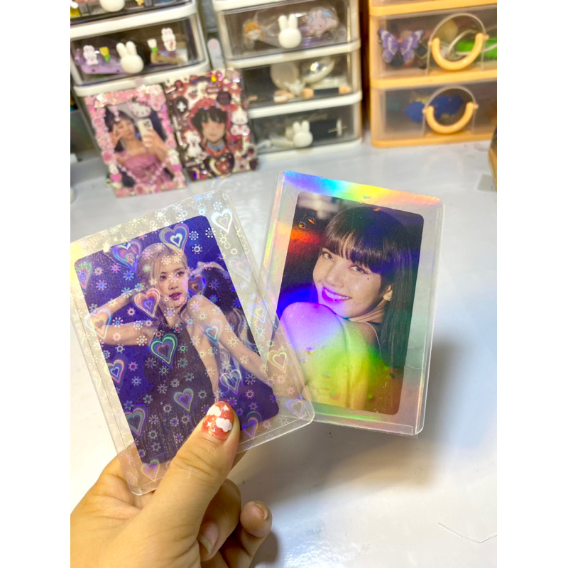 Màng cán Hologram dung làm trang trí ảnh, sticker, top loader. Size A7: 7,5*10,5cm