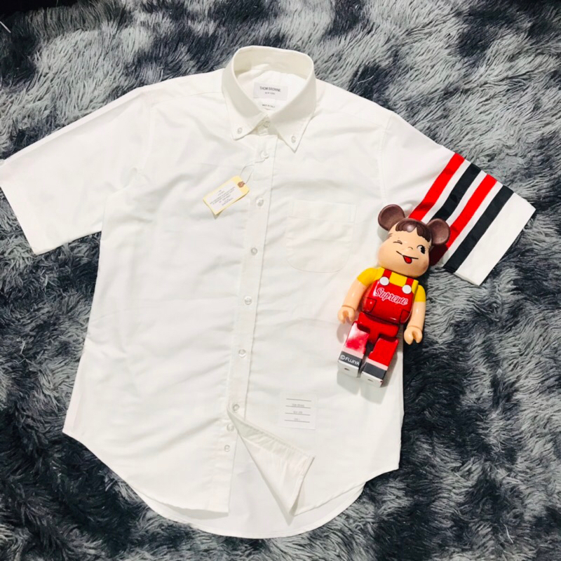 Áo sơ mi thom browne trắng tay ngắn 4 sọc đỏ đen tay