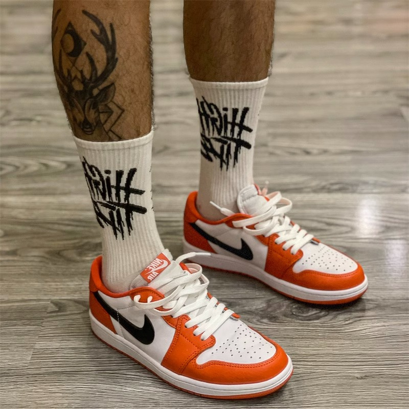 Vớ nam cao dệt chữ graffiti 4 màu lựa
