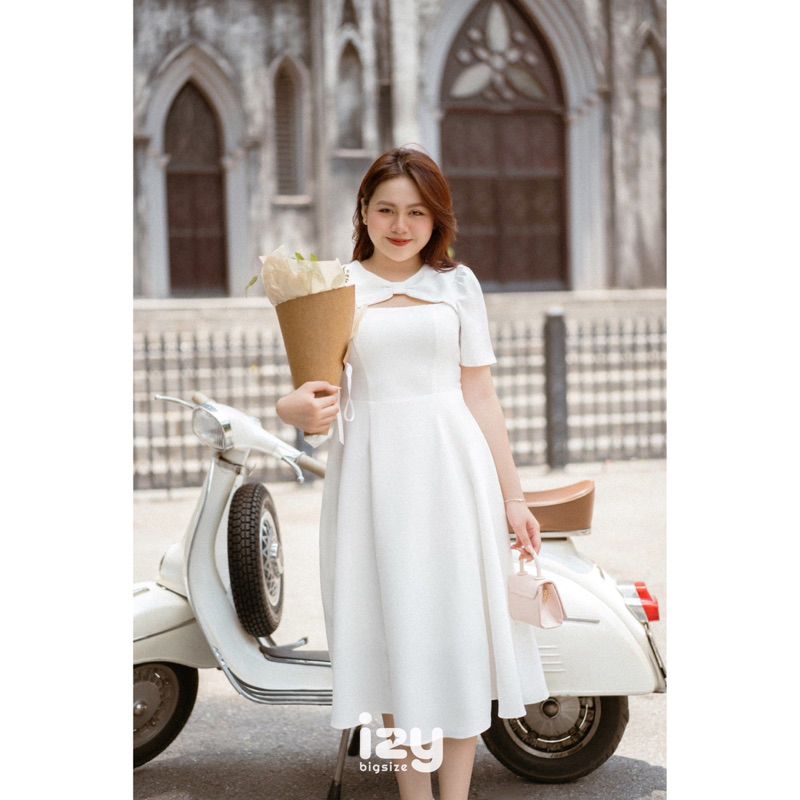 VÁY ĐẦM BIGSIZE TRẮNG CỔ NƠ KHOÉT DÁNG DÀI WHITE AMY DRESS - 23V27B - IZYBYNHI