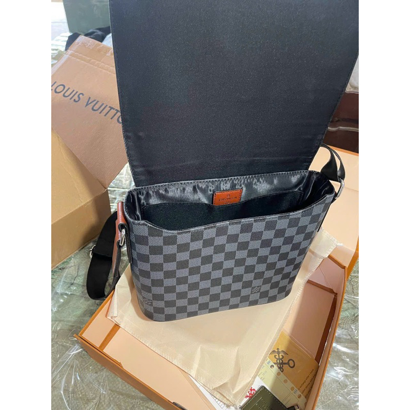 Túi nam đeo chéo Lv hàng super loại 1, da mềm xịn, fullbox, seal