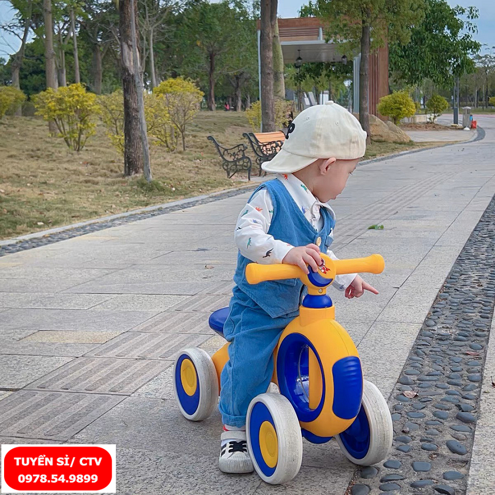 Xe chòi chân thăng bằng 4 bánh cho bé phi hành gia cao cấp kèm nhạc và đèn