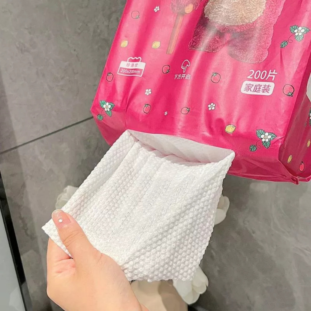 Khăn lau đa năng gấu dâu LOS.TO túi 200 tờ chất khăn mềm mướt êm ái an toàn cho da.