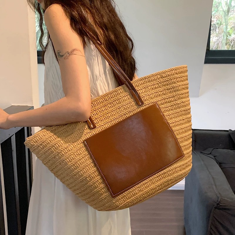 Túi cói đắp da đeo vai kiểu dáng hình thang có khoá kéo