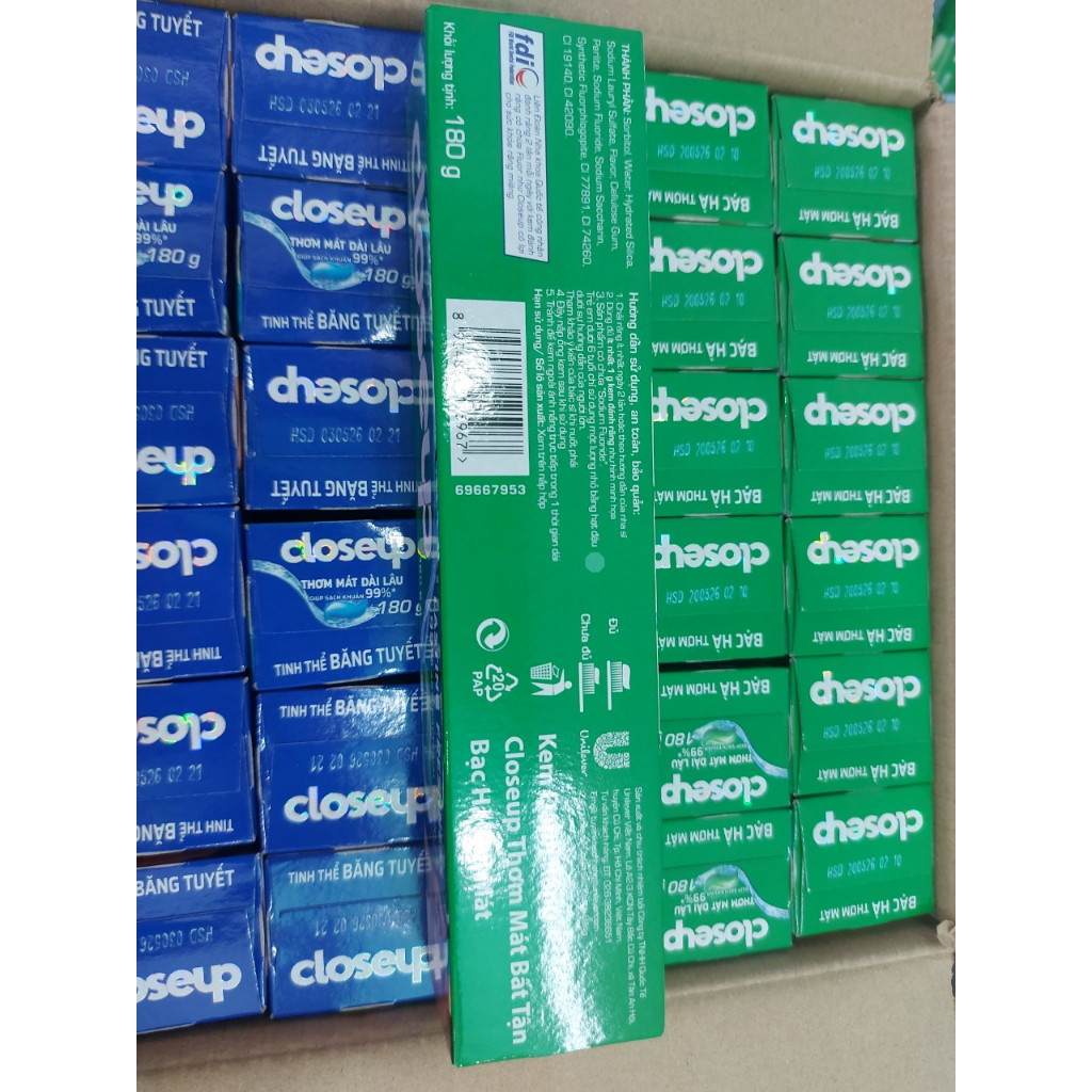 Kem đánh răng Closeup 180g Hương Bạc Hà và Hương Lộc Đề