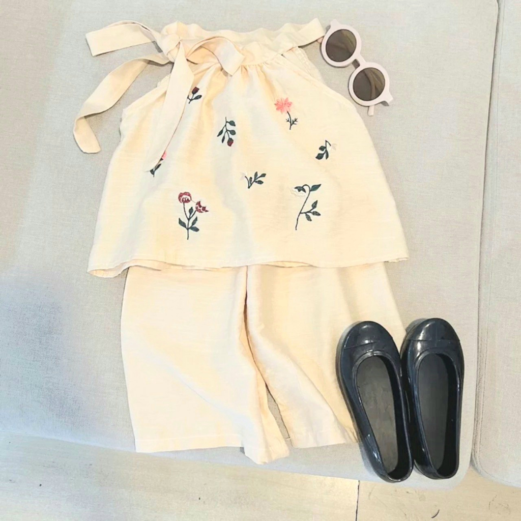 Bộ đồ bé gái đũi tơ kem cổ yếm cho bé yêu dễ thương