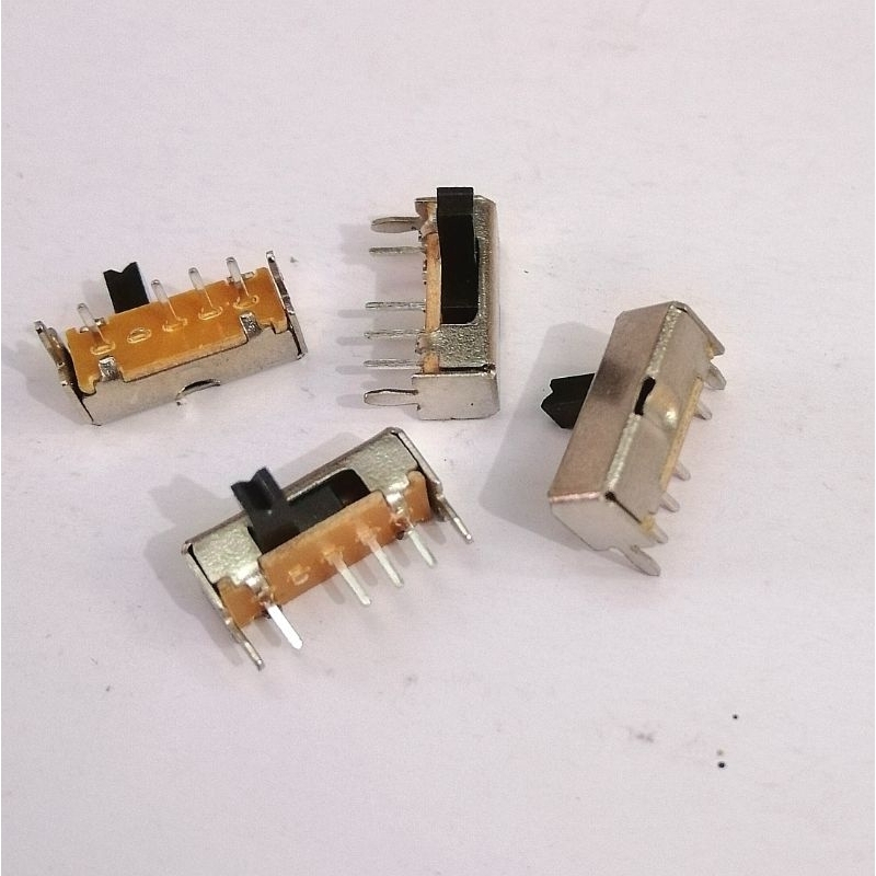 2 chiếc công tắc gạt ngang kiểu nằm 4 chân 3 trạng thái