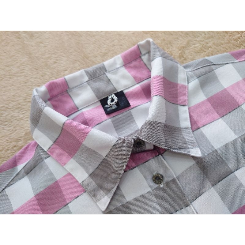 Áo sơ mi nữ Salewa made in Indonesia kẻ ô vuông màu hồng nhạt phối xám và trắng tay dài có dây xăn tay