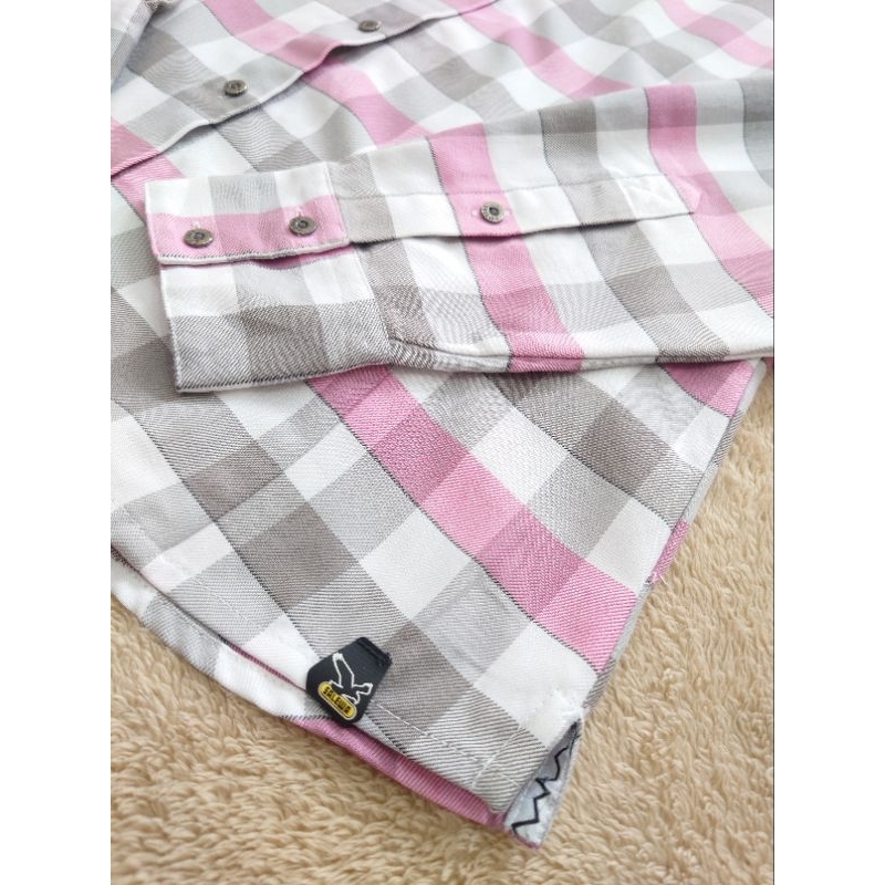 Áo sơ mi nữ Salewa made in Indonesia kẻ ô vuông màu hồng nhạt phối xám và trắng tay dài có dây xăn tay