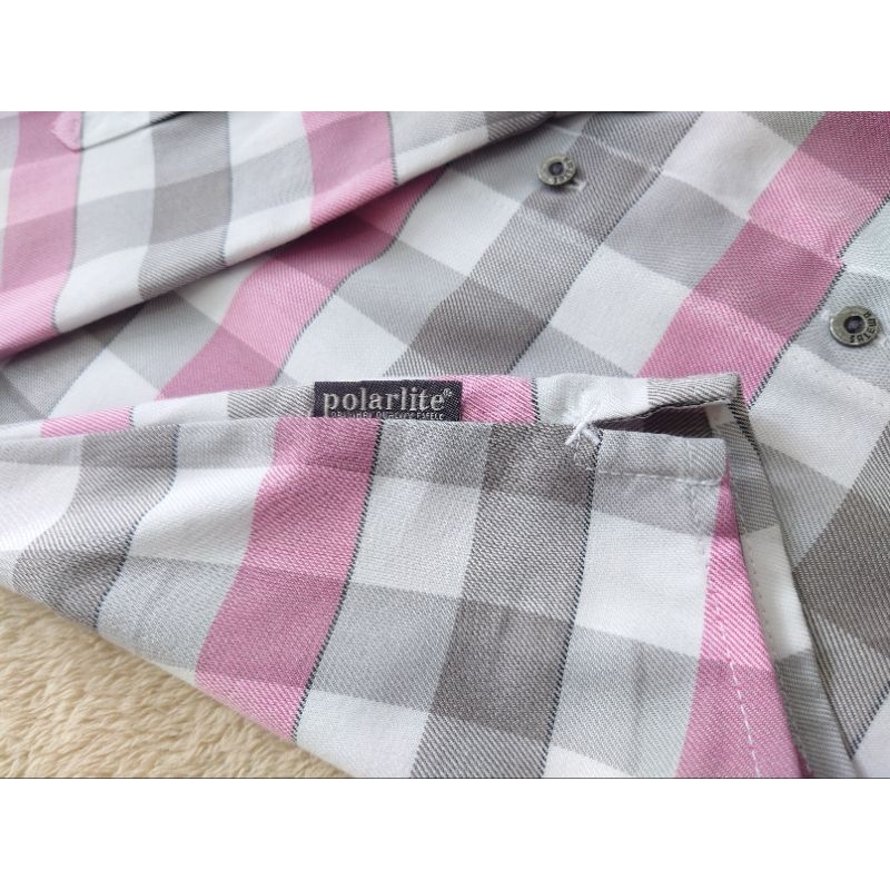 Áo sơ mi nữ Salewa made in Indonesia kẻ ô vuông màu hồng nhạt phối xám và trắng tay dài có dây xăn tay